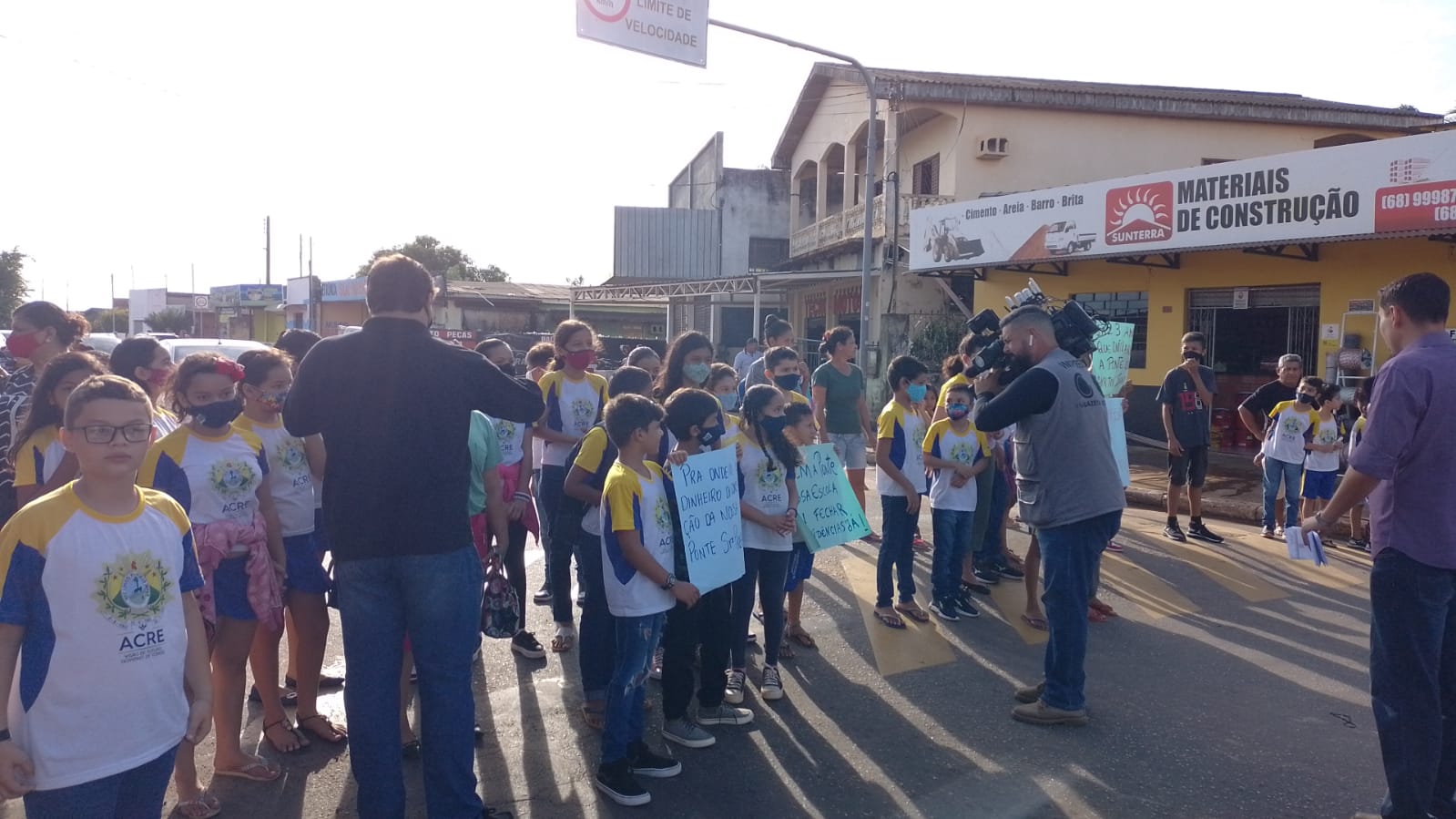 Alunos e servidores de escola fecham avenida Sobral cobrando conclusão de ponte do bairro Ayrton Sena